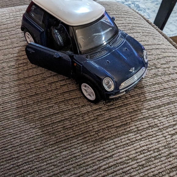 Die Cast Mini Copper. Made in China. Doors open and close. - Picture 1 of 5